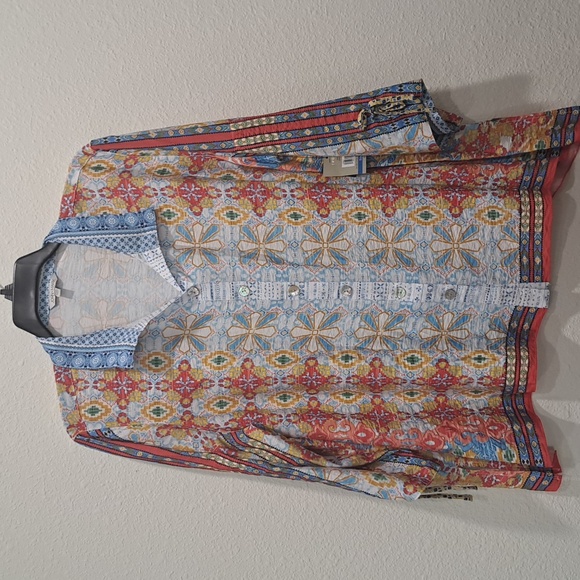 John Mark Abstract Print Collar Neck 3/4 Sleeve Hi-Low Hem Button Front Top - Picture 3 of 8